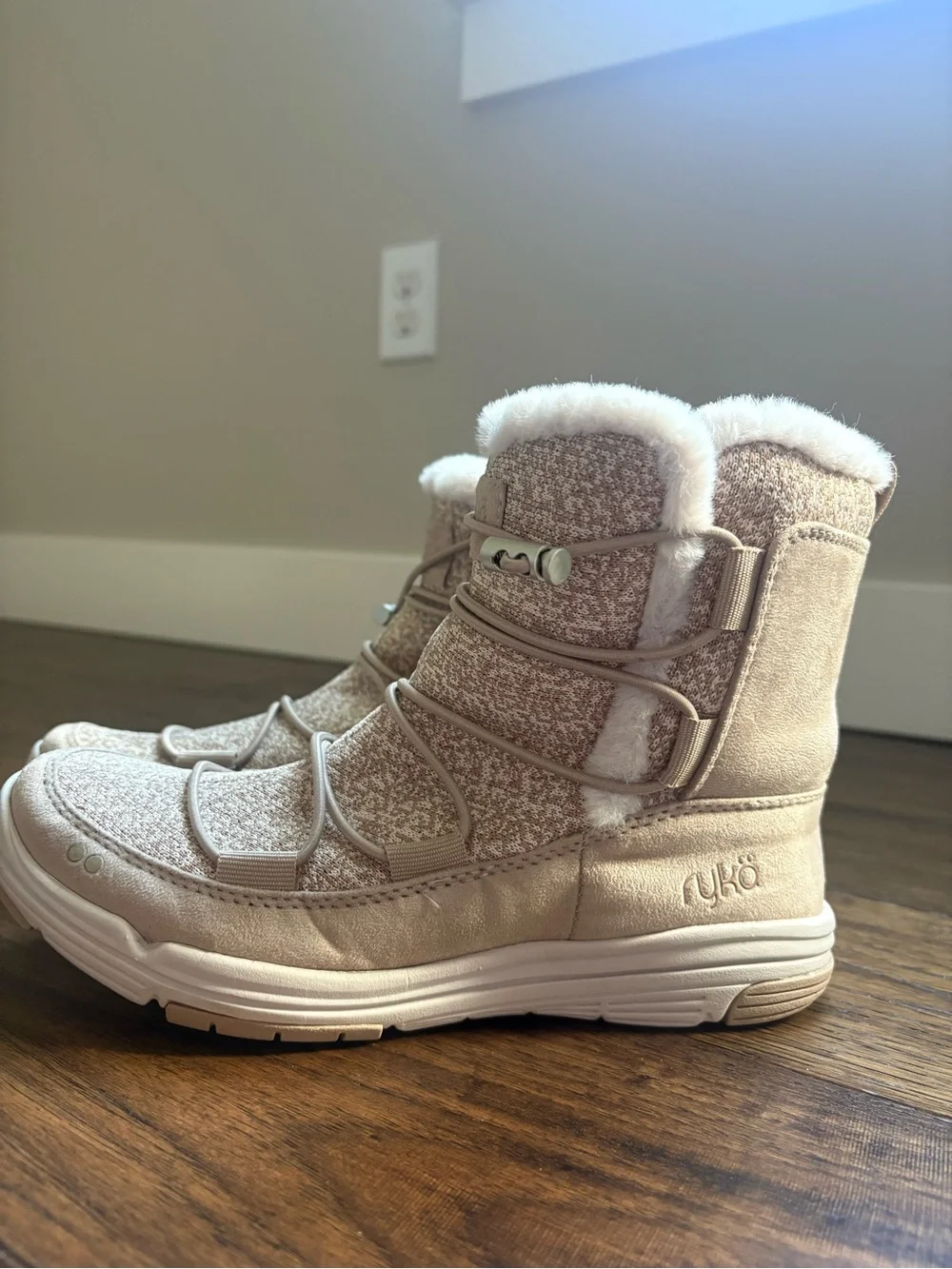 Ryka Aubonne Women’s 6 Faux Fur Winter Boots Beige Tan Cozy Snow Boots